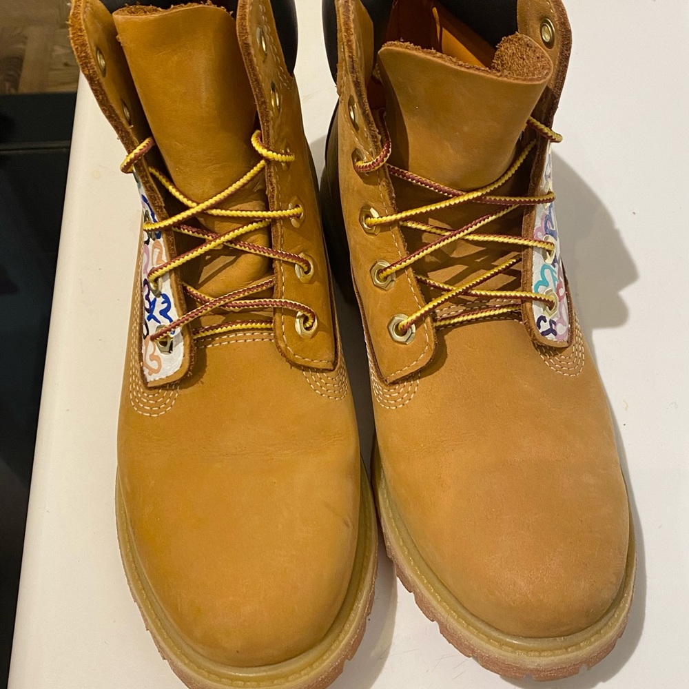 Classic Timberland Boots Heart Design - Picture 4 of 15